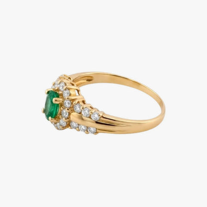 Comprar anillo realizado en oro amarillo de 18kt con una esmeralda central y rosetón de diamantes alrededor y en los brazos. Joyas segunda mano. Joyería Ian'Or.