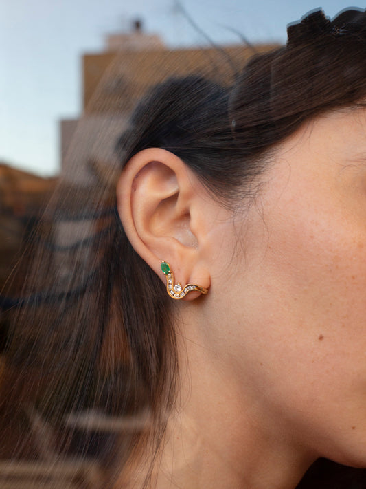 Comprar pendientes realizados en oro amarillo de 18kt con 9 diamantes en carril, uno con grapa y una esmeralda en cada pendiente. Pendientes estilo trepador.