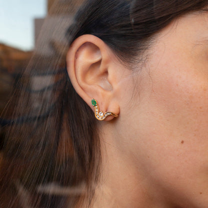 Comprar pendientes realizados en oro amarillo de 18kt con 9 diamantes en carril, uno con grapa y una esmeralda en cada pendiente. Pendientes estilo trepador.