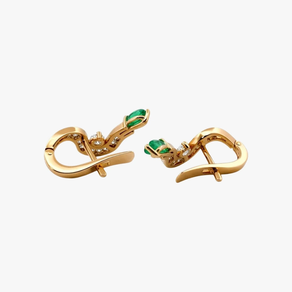Comprar pendientes realizados en oro amarillo de 18kt con 9 diamantes en carril, uno con grapa y una esmeralda en cada pendiente. Pendientes estilo trepador.