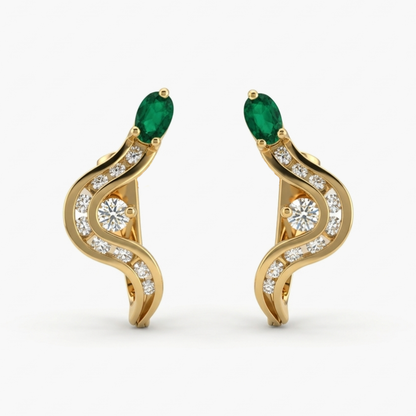 Comprar pendientes realizados en oro amarillo de 18kt con 9 diamantes en carril, uno con grapa y una esmeralda en cada pendiente. Pendientes estilo trepador.