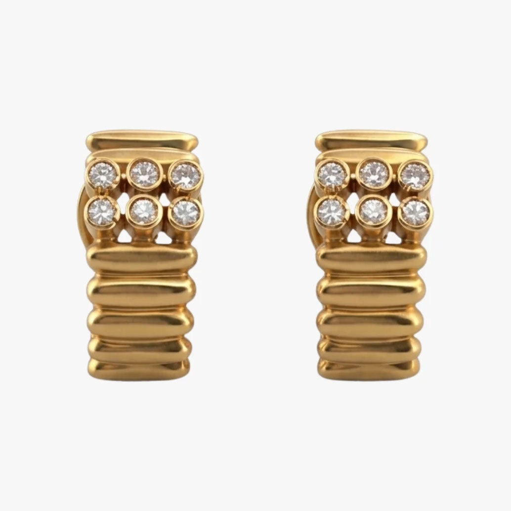 Comprar pendientes de oro amarillo de 18kt con 6 diamantes en cada pendiente. Estos preciosos pendientes disponen de cierre tipo omega. Envio gratis