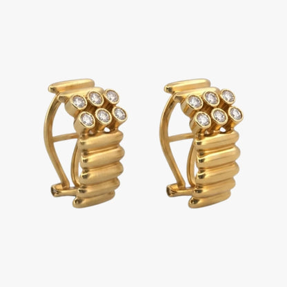 Comprar pendientes de oro amarillo de 18kt con 6 diamantes en cada pendiente. Estos preciosos pendientes disponen de cierre tipo omega. Envio gratis