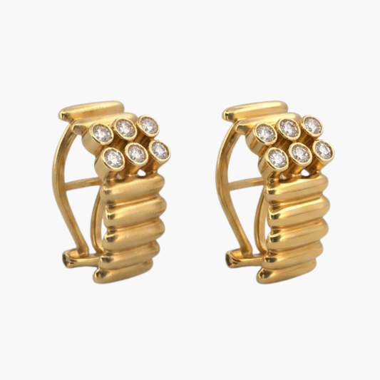 Comprar pendientes de oro amarillo de 18kt con 6 diamantes en cada pendiente. Estos preciosos pendientes disponen de cierre tipo omega. Joyas restauradas. Envío gratis a toda la península. Joyería Ian'Or.