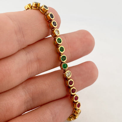 Pulsera semirígida de oro de 18kt con 3 rubíes, 3 esmeraldas y 30 zafiros azules talla princesa. Joyería Ian'Or. Joyas segunda vida. Envío GRATIS.
