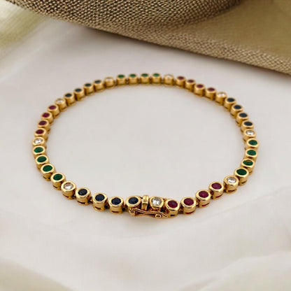 Pulsera semirígida de oro de 18kt con 3 rubíes, 3 esmeraldas y 30 zafiros azules talla princesa. Joyería Ian'Or. Joyas segunda vida. Envío GRATIS.