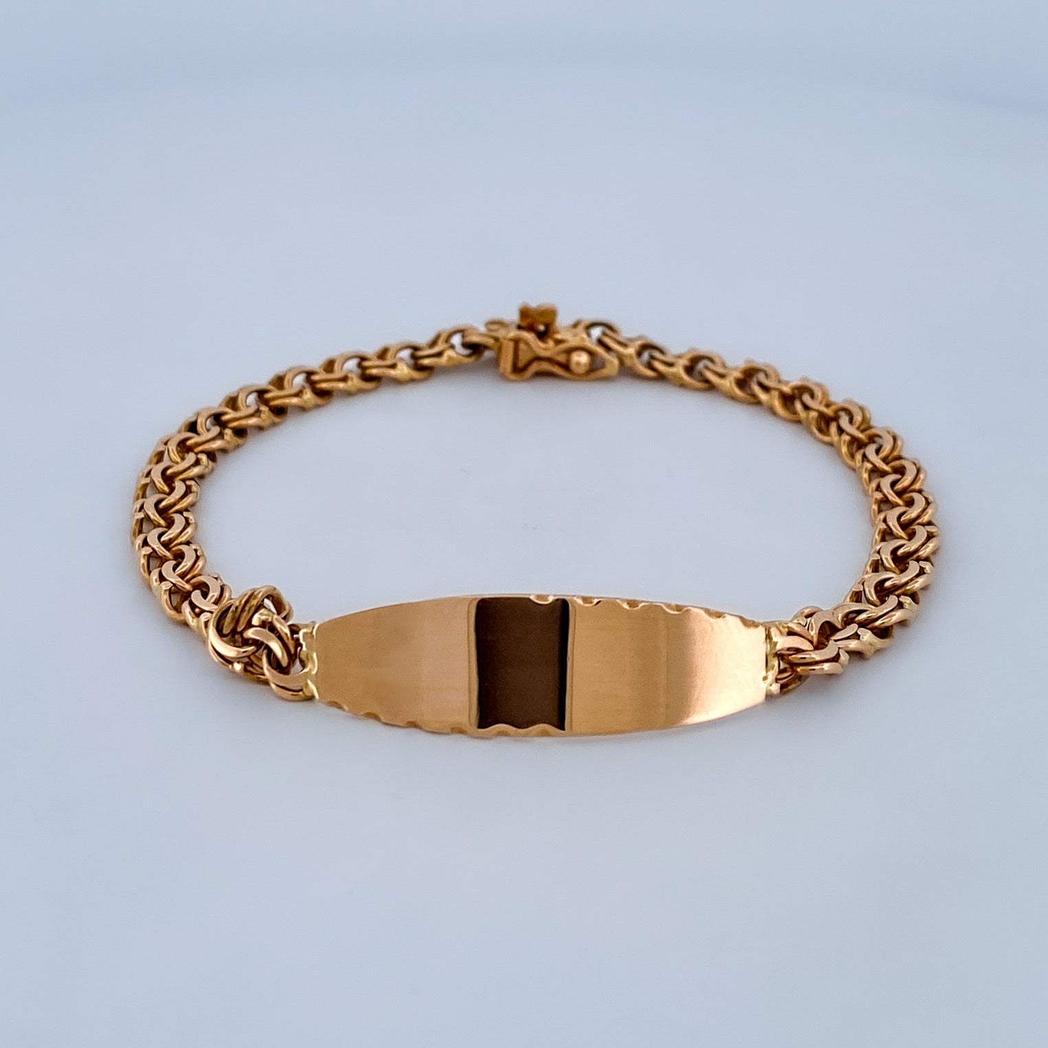 Pulsera no me olvides de oro amarillo de 18kt y placa para grabar. Esta pulsera dispone de cierre de cajón y brazo de seguridad. Joyería Ian'Or. Envío gratis.
