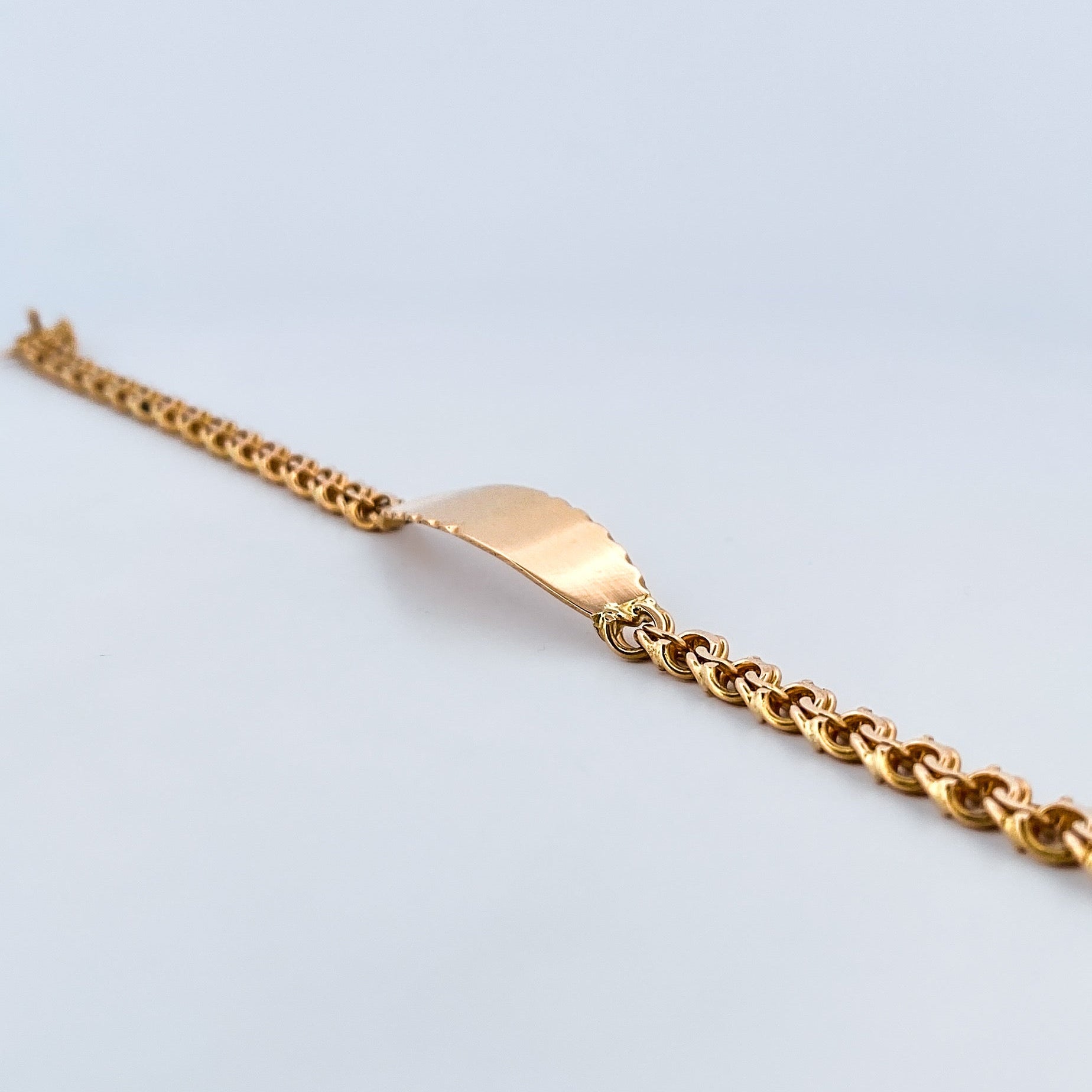 Pulsera no me olvides de oro amarillo de 18kt y placa para grabar. Esta pulsera dispone de cierre de cajón y brazo de seguridad. Joyería Ian'Or. Envío gratis.