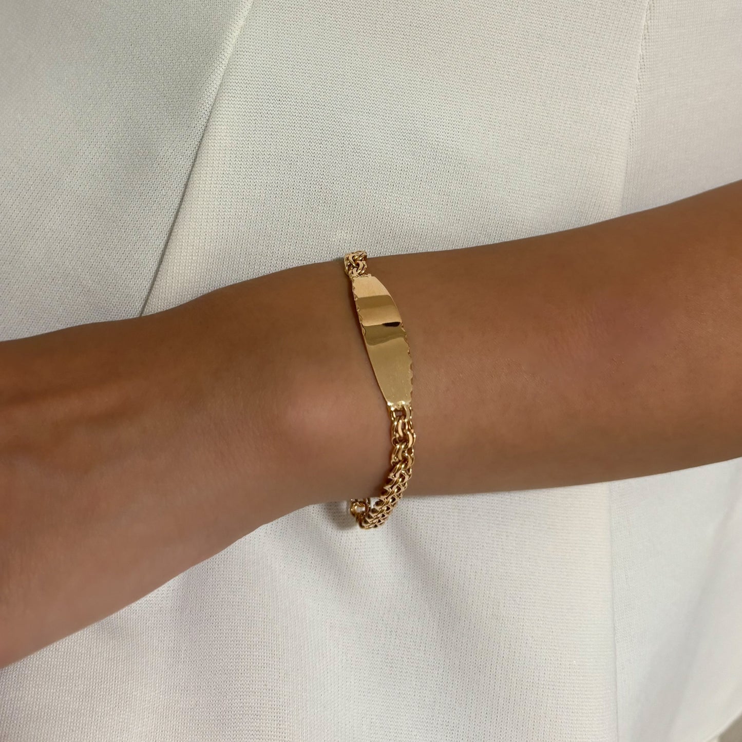 Pulsera no me olvides de oro amarillo de 18kt y placa para grabar. Esta pulsera dispone de cierre de cajón y brazo de seguridad. Joyería Ian'Or. Envío gratis.
