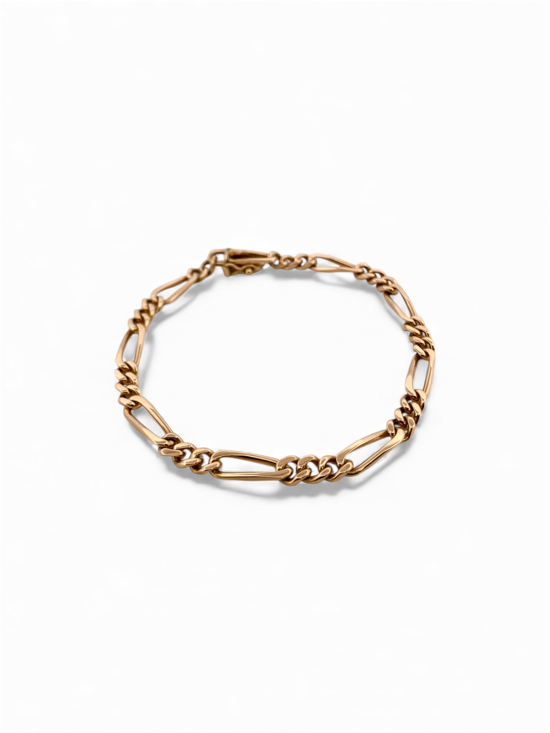 Pulsera oro amarillo de 18kt con cadena alterna barbada. La cadena mide 20cm y dispone de un cierre tipo cajon con doble brazo de seguridad. Pulseras de oro 18kt al mejor precio.