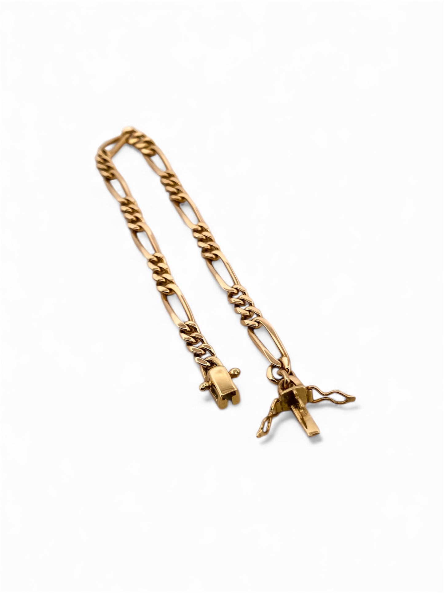 Pulsera oro amarillo de 18kt con cadena alterna barbada. La cadena mide 20cm y dispone de un cierre tipo cajon con doble brazo de seguridad. Pulseras de oro 18kt al mejor precio.