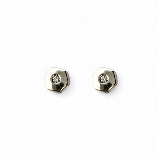 Comprar pendiente en forma de hexágono realizados en oro blanco de 18kt y un diamante talla brillante en cada pendiente. Envío gratis. Joyería Ian'Or.
