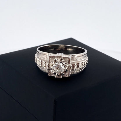 Comprar sortija realizada en oro blanco de 18kt con diamante central de 0,5 quilates engastado en 8 grapas. Joyas con diamantes. Joyería Ian'Or. Envío gratis.
