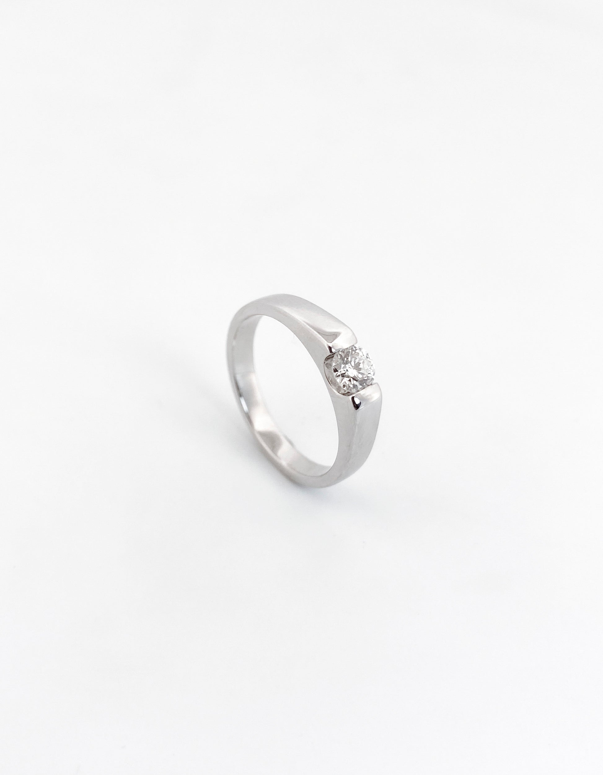 Comprar Solitario oro blanco con brillante. Joyas de compromiso baratas Barcelona. Envío gratis. Joyería Ian'Or Barcelona.