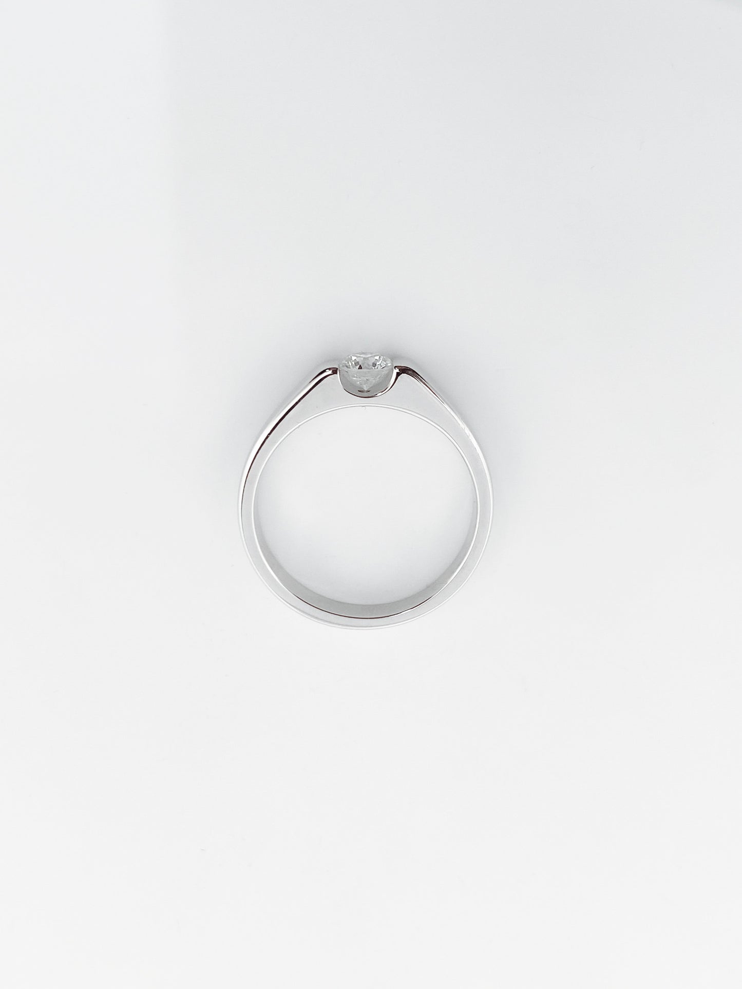 Comprar Solitario oro blanco con brillante. Joyas de compromiso baratas Barcelona. Envío gratis. Joyería Ian'Or Barcelona.