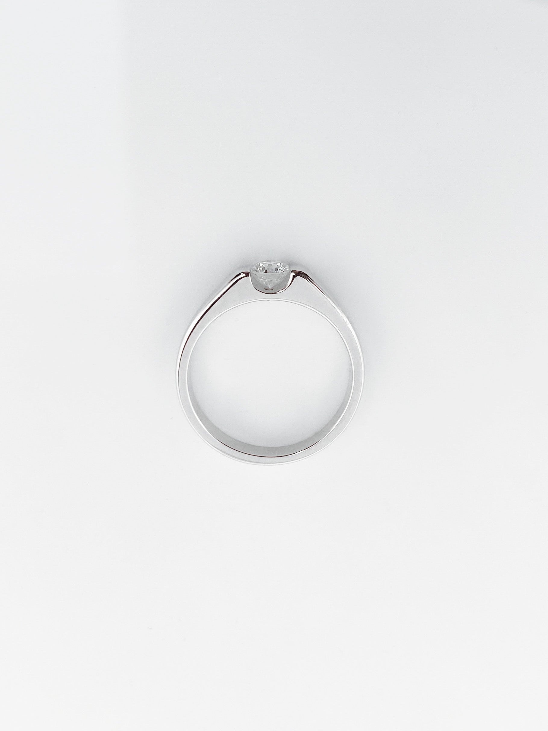 Comprar Solitario oro blanco con brillante. Joyas de compromiso baratas Barcelona. Envío gratis. Joyería Ian'Or Barcelona.