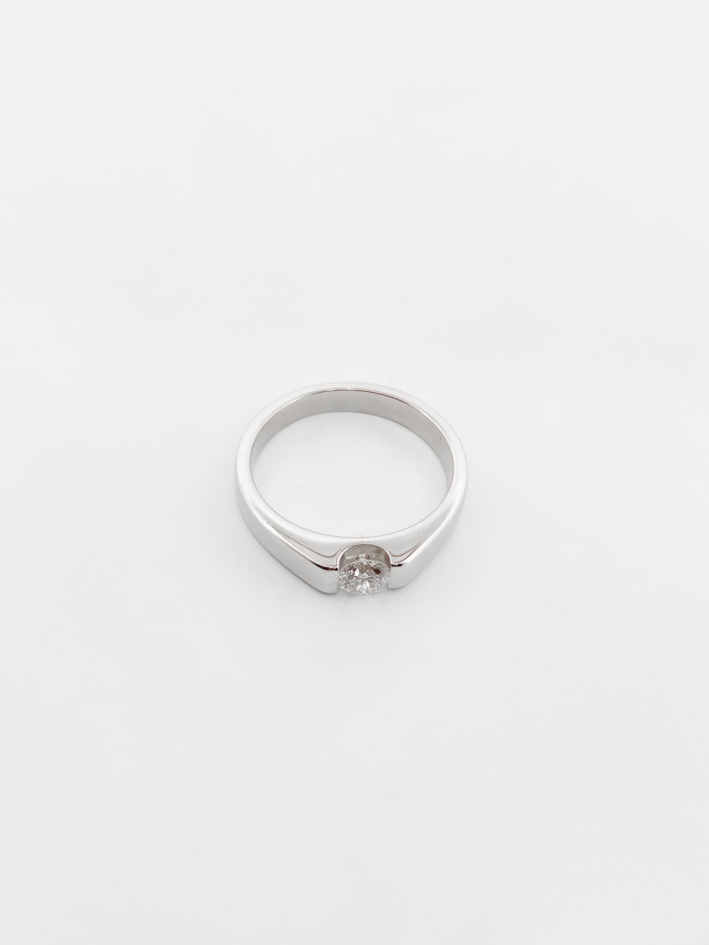 Comprar Solitario oro blanco con brillante. Joyas de compromiso baratas Barcelona. Envío gratis. Joyería Ian'Or Barcelona.