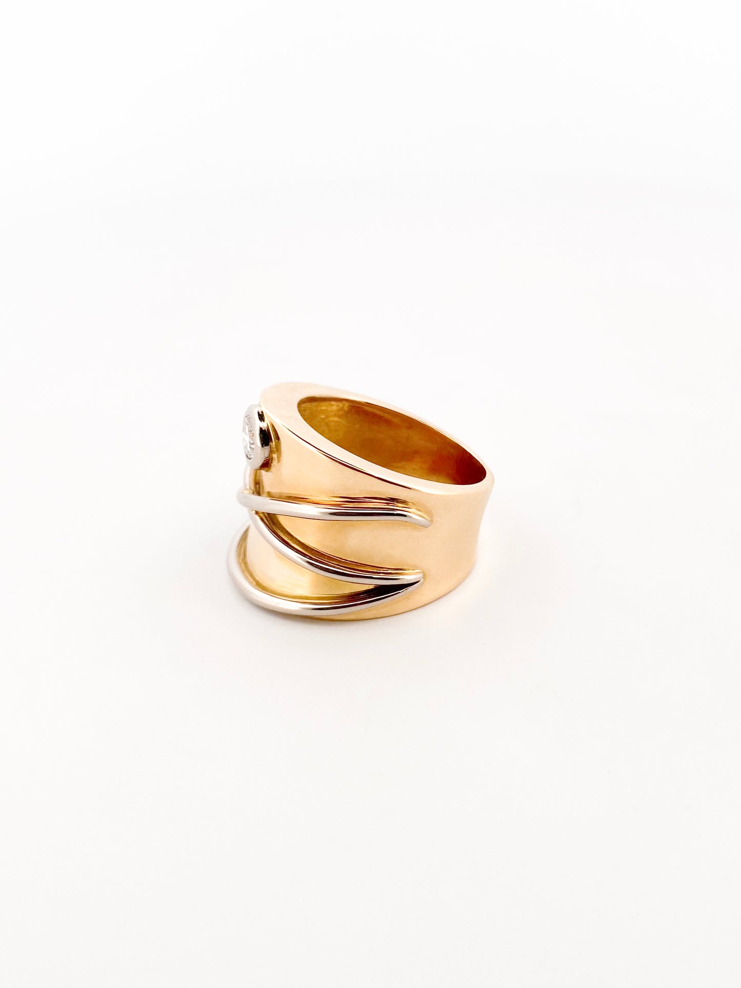 Comprar anillo ancho realizado en oro amarillo de 18kt diamante.