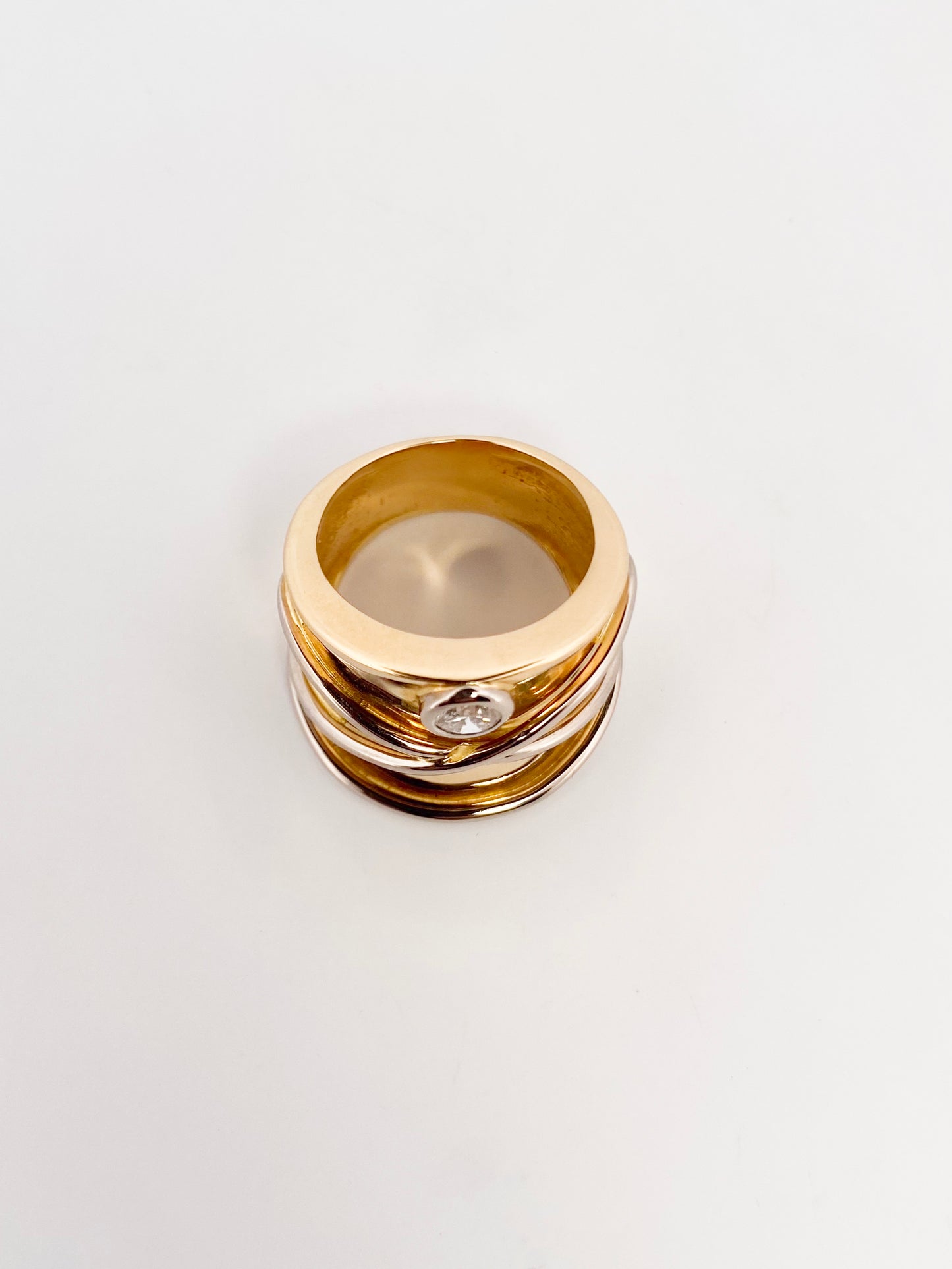 Comprar anillo ancho realizado en oro amarillo de 18kt diamante.