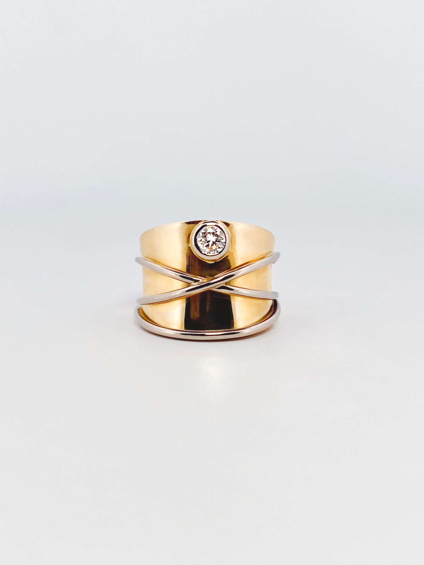 Comprar anillo ancho realizado en oro amarillo de 18kt diamante.