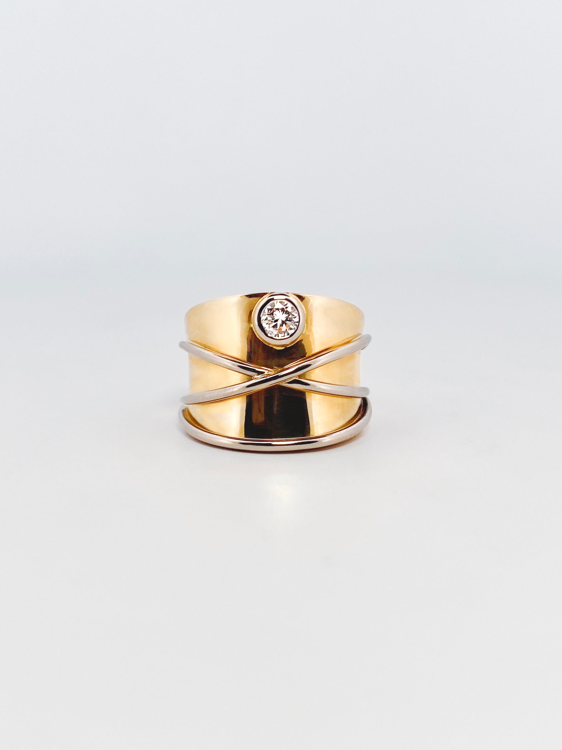 Comprar anillo ancho realizado en oro amarillo de 18kt diamante.