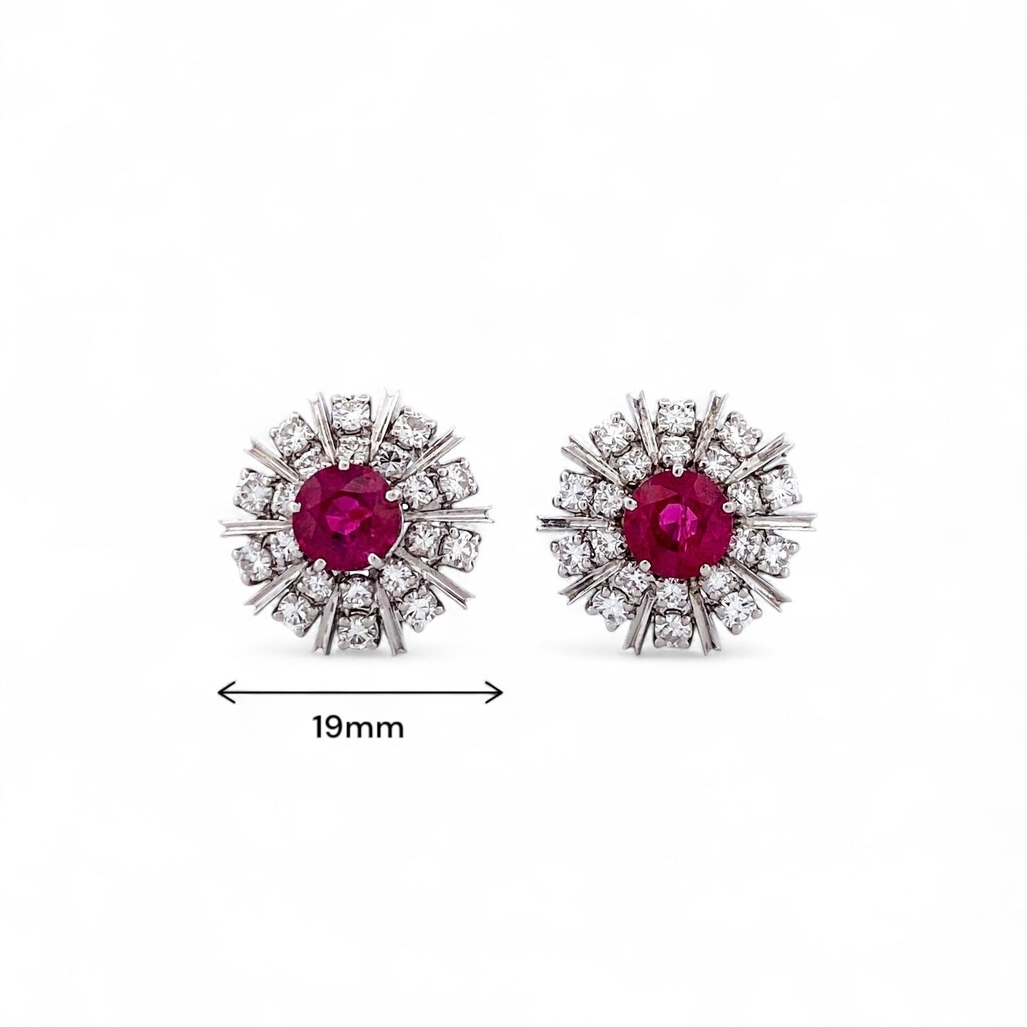 Comprar pendientes realizados en oro blanco de 18kt con diamantes talla brillante y rubí central. Cierre tipo Omega. Joyería Ian'Or. Envío GRATIS.

