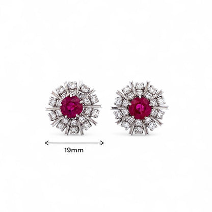 Comprar pendientes realizados en oro blanco de 18kt con diamantes talla brillante y rubí central. Cierre tipo Omega. Joyería Ian'Or. Envío GRATIS.

