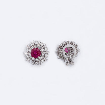 Comprar pendientes realizados en oro blanco de 18kt con diamantes talla brillante y rubí central. Cierre tipo Omega. Joyería Ian'Or. Envío GRATIS.

