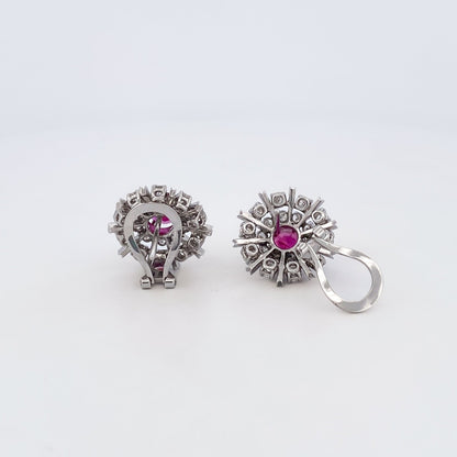 Comprar pendientes realizados en oro blanco de 18kt con diamantes talla brillante y rubí central. Cierre tipo Omega. Joyería Ian'Or. Envío GRATIS.

