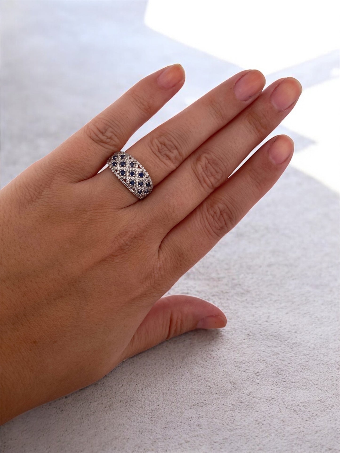 Anillo realizado en oro blanco de 18kt con pavé de diamantes. Joyas de segunda mano en Barcelona. Joyería Ian'Or. Envío gratis.