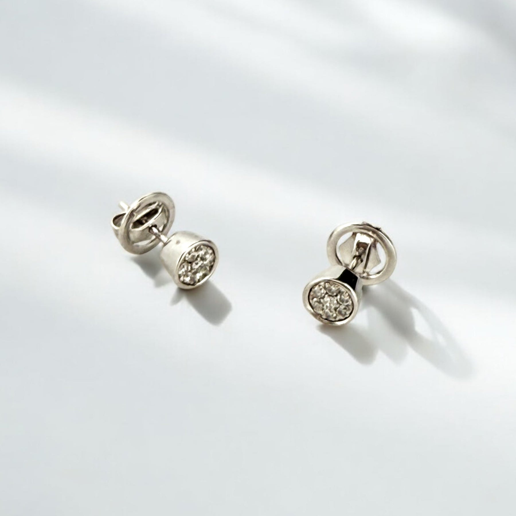 Comprar pendiente tipo dormilonas realizados en oro blanco de 18kt y 7 diamantes talla brillante en cada pendiente. Envío GRATIS. Joyería Ian'Or.

