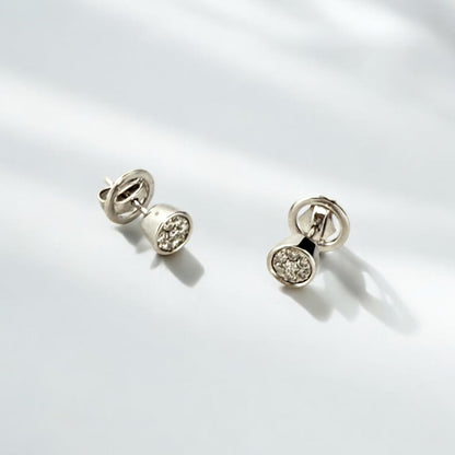 Comprar pendiente tipo dormilonas realizados en oro blanco de 18kt y 7 diamantes talla brillante en cada pendiente. Envío GRATIS. Joyería Ian'Or.

