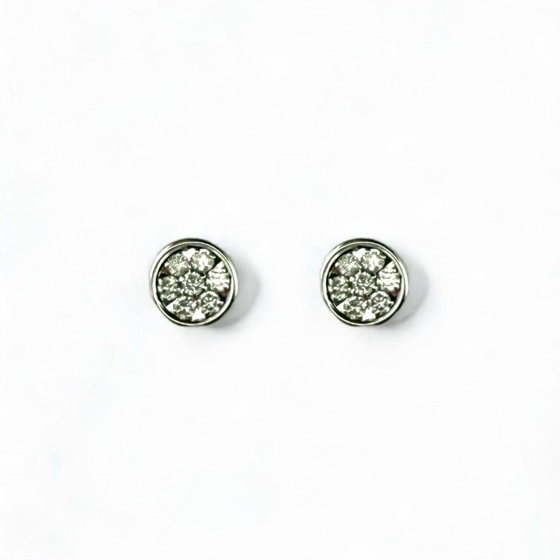 Comprar pendiente tipo dormilonas realizados en oro blanco de 18kt y 7 diamantes talla brillante en cada pendiente. Envío GRATIS. Joyería Ian'Or.

