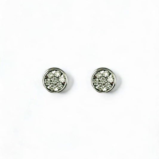 Comprar pendiente tipo dormilonas realizados en oro blanco de 18kt y 7 diamantes talla brillante en cada pendiente. Envío GRATIS. Joyería Ian'Or.

