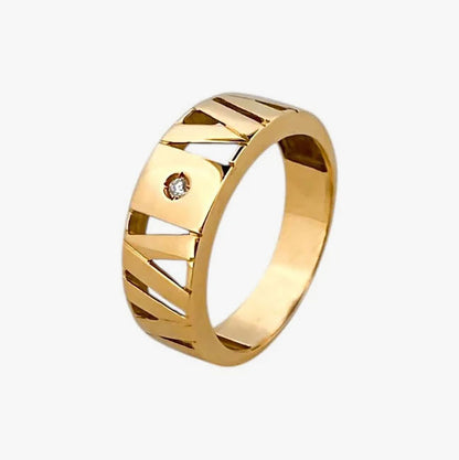 Comprar anillo calado realizado en oro amarillo de 18kt con un diamante talla brillante en la parte central. Joyas segunda mano. Joyería Ian'Or. Envío gratis.