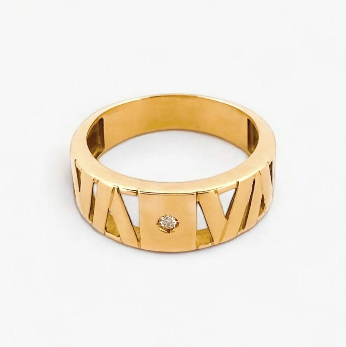 Comprar anillo calado realizado en oro amarillo de 18kt con un diamante talla brillante en la parte central. Joyas segunda mano. Joyería Ian'Or. Envío gratis.