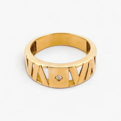 Comprar anillo calado realizado en oro amarillo de 18kt con un diamante talla brillante en la parte central. Joyas segunda mano. Joyería Ian'Or. Envío gratis.