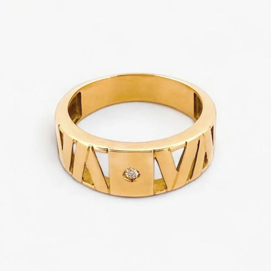 Comprar anillo calado realizado en oro amarillo de 18kt con un diamante talla brillante en la parte central. Joyas segunda mano. Joyería Ian'Or. Envío gratis.