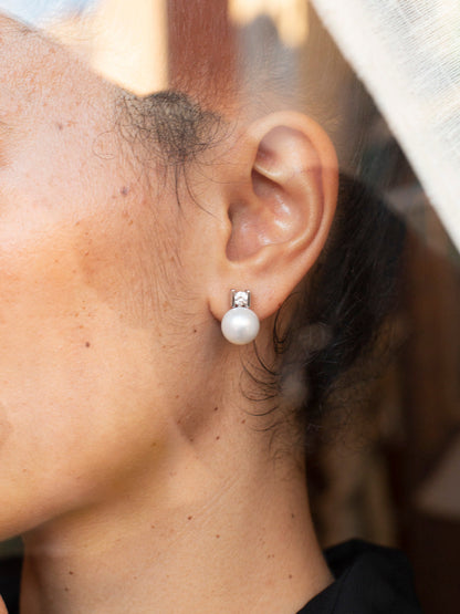 Comprar pendientes tu y yo de oro blanco de 18kt con diamantes talla brillante y perla. Cierre Omega. Comprar pendientes tu y yo al mejor precio en barcelona.