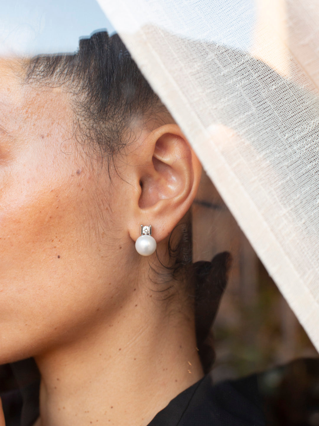 Comprar pendientes tu y yo de oro blanco de 18kt con diamantes talla brillante y perla. Cierre Omega. Comprar pendientes tu y yo al mejor precio en barcelona.