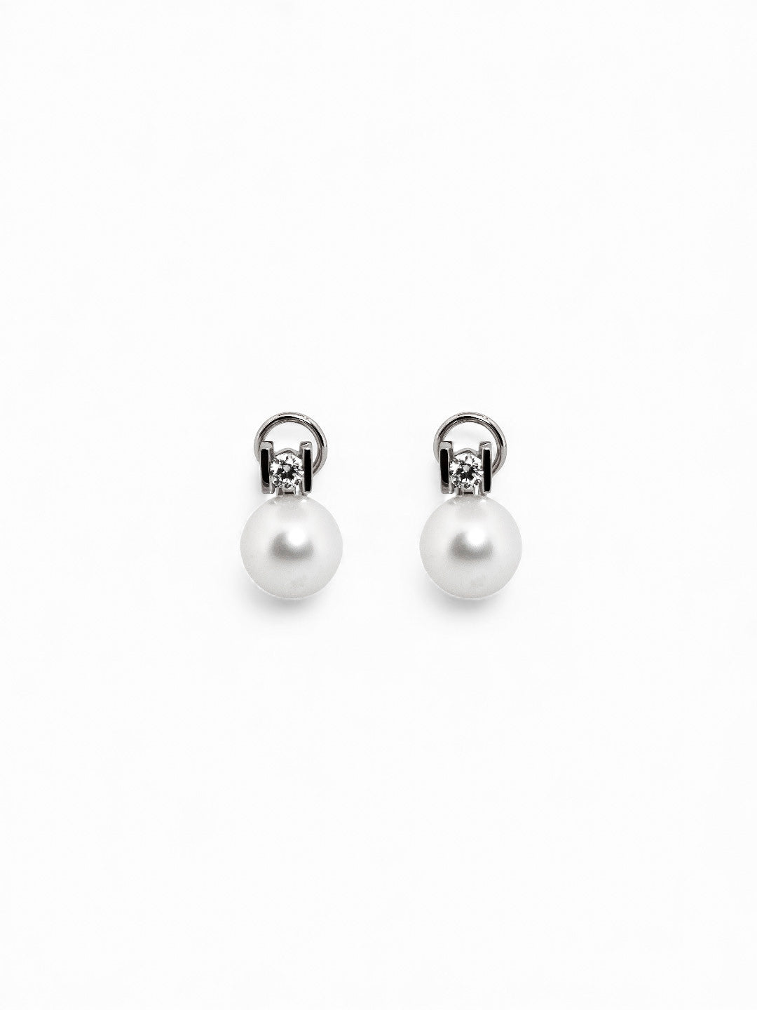 Comprar pendientes tu y yo de oro blanco de 18kt con diamantes talla brillante y perla. Cierre Omega. Comprar pendientes tu y yo al mejor precio en barcelona.