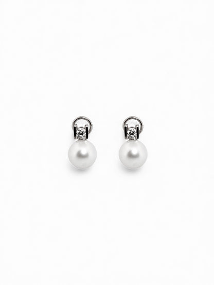 Comprar pendientes tu y yo de oro blanco de 18kt con diamantes talla brillante y perla. Cierre Omega. Comprar pendientes tu y yo al mejor precio en barcelona.