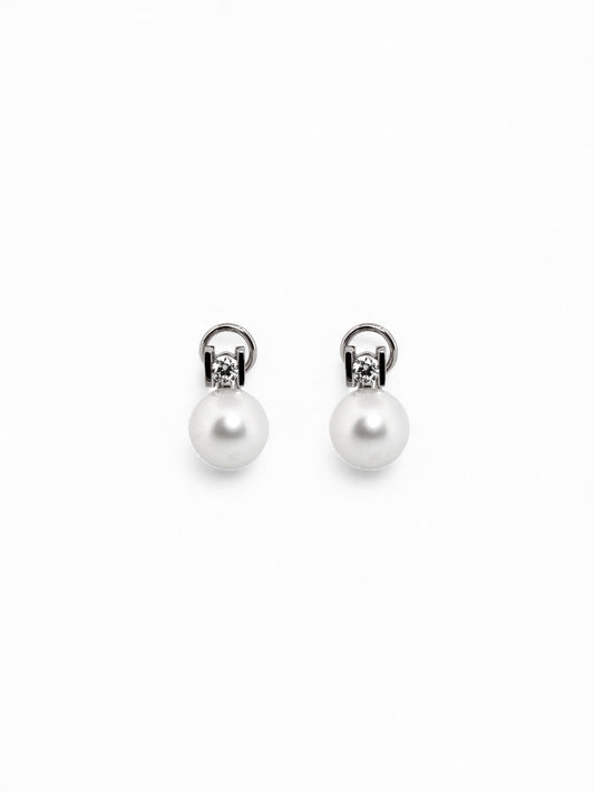 Comprar pendientes tu y yo de oro blanco de 18kt con diamantes talla brillante y perla. Cierre Omega. Comprar pendientes tu y yo al mejor precio en barcelona.