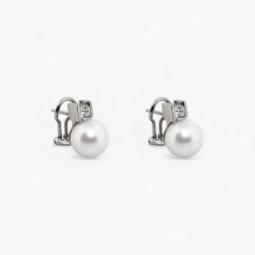 Comprar pendientes tu y yo de oro blanco de 18kt con diamantes talla brillante y perla. Cierre Omega. Comprar pendientes tu y yo al mejor precio en barcelona.