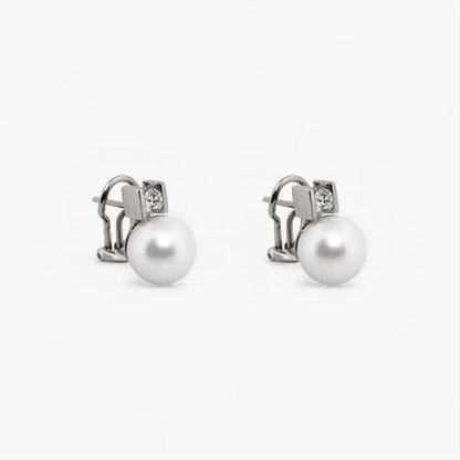 Comprar pendientes tu y yo de oro blanco de 18kt con diamantes talla brillante y perla. Cierre Omega. Comprar pendientes tu y yo al mejor precio en barcelona.