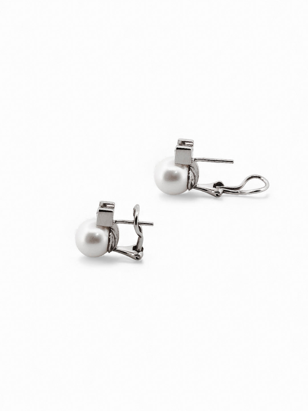 Comprar pendientes tu y yo de oro blanco de 18kt con diamantes talla brillante y perla. Cierre Omega. Comprar pendientes tu y yo al mejor precio en barcelona.