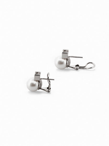 Comprar pendientes tu y yo de oro blanco de 18kt con diamantes talla brillante y perla. Cierre Omega. Comprar pendientes tu y yo al mejor precio en barcelona.