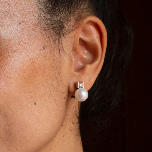 Comprar pendientes tu y yo de oro blanco de 18kt con diamantes talla brillante y perla. Cierre Omega. Comprar pendientes tu y yo al mejor precio en barcelona.