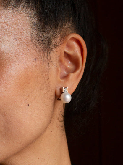 Comprar pendientes tu y yo de oro blanco de 18kt con diamantes talla brillante y perla. Cierre Omega. Comprar pendientes tu y yo al mejor precio en barcelona.