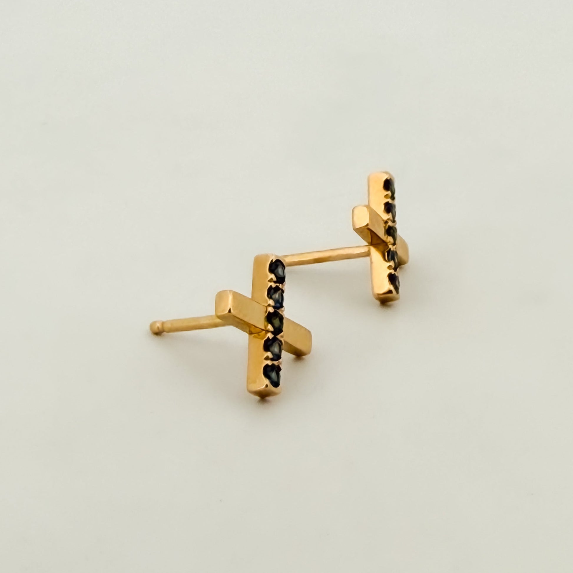 Comprar pendiente en forma de cruz realizados en oro amarillo de 18kt y 5 zafiros talla brillante en cada pendiente. Envío gratis. Joyería Ian'Or.
